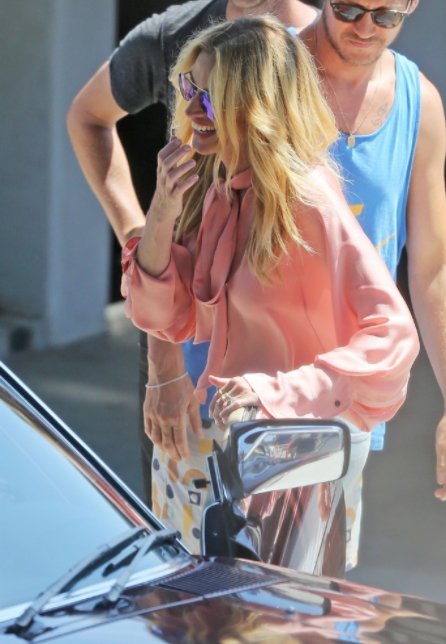 茱莉亚罗伯茨 在洛杉矶马里布出街拍片，上衣超有女人味