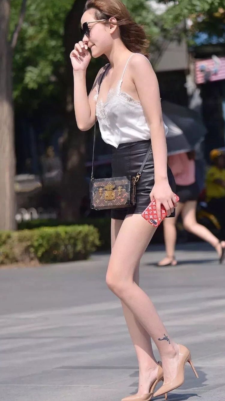 性感街拍丨蕾丝吊带衫,清凉又温柔,拉链是没拉好吗?