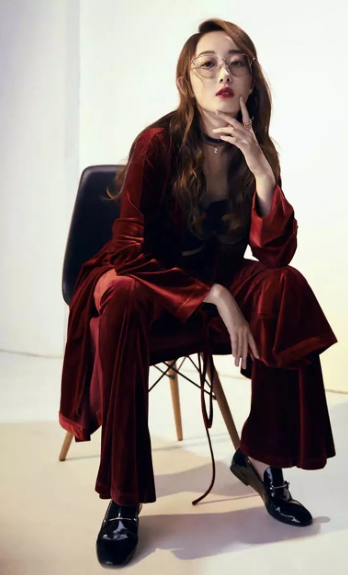 蒋梦婕的穿搭终于熟透了！一身性感连衣裙美出新高度，半露的最美