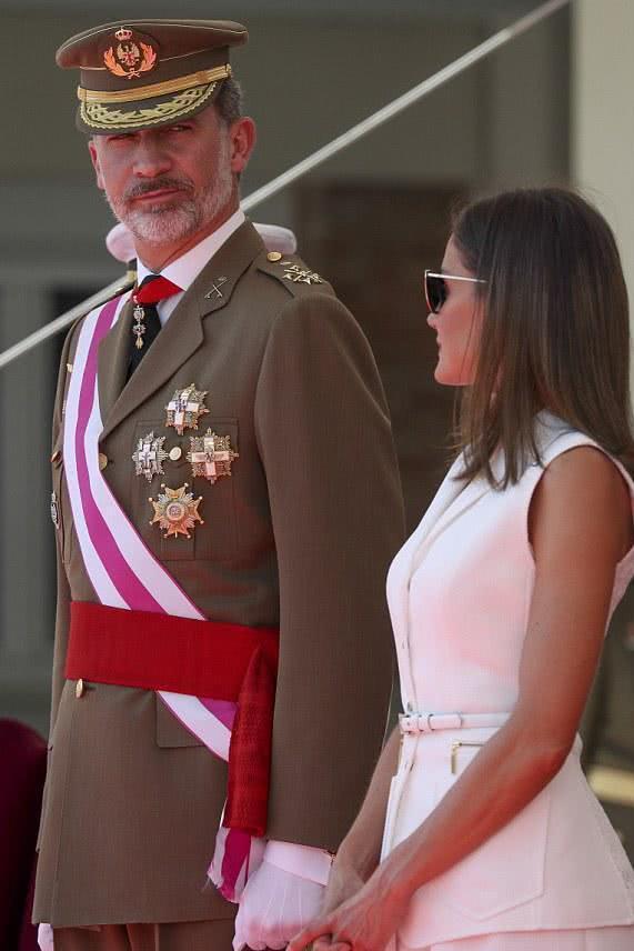 西班牙王后白色裙装亮相典礼气质完胜凯特，她才是凯特的时尚劲敌