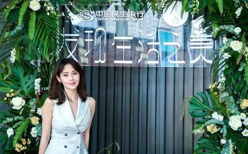 「 开叉」轻纱开叉裙大秀美腿，气质优雅又大方，于明加真“天生尤物”