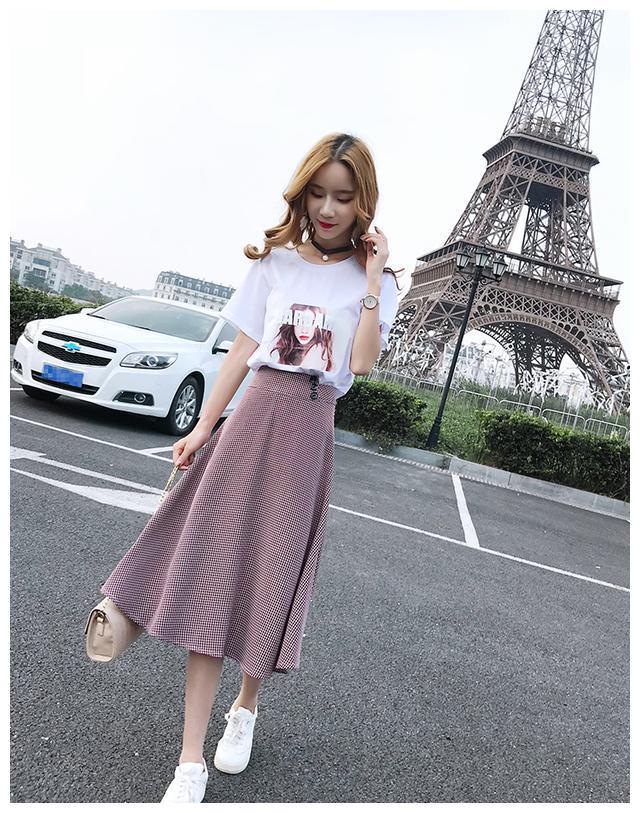 街拍美女温柔优雅的套装搭配，穿上尽显淑女范哦！