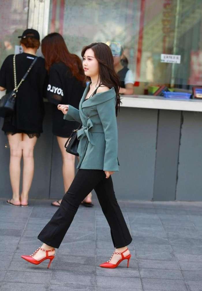 气质小姐姐职业露肩装穿甜美可爱, 婴儿肥也能穿出时尚轻熟女范儿