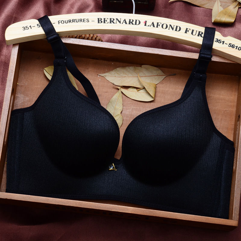 俏皮老婆越来越不老实了，穿这样的睡衣，让我不经意竟流出了口水