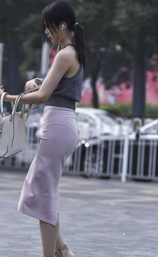 知性小姐姐包臀裙裹出丰腴臀线，上围俏皮的两点，很有风味