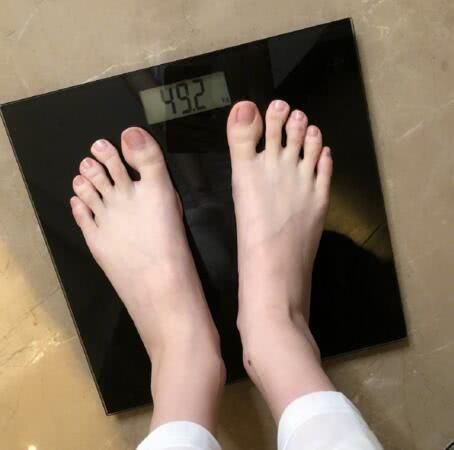 1米78的奚梦瑶只有98斤，难怪敢在机场这样肆无忌惮的大胆穿