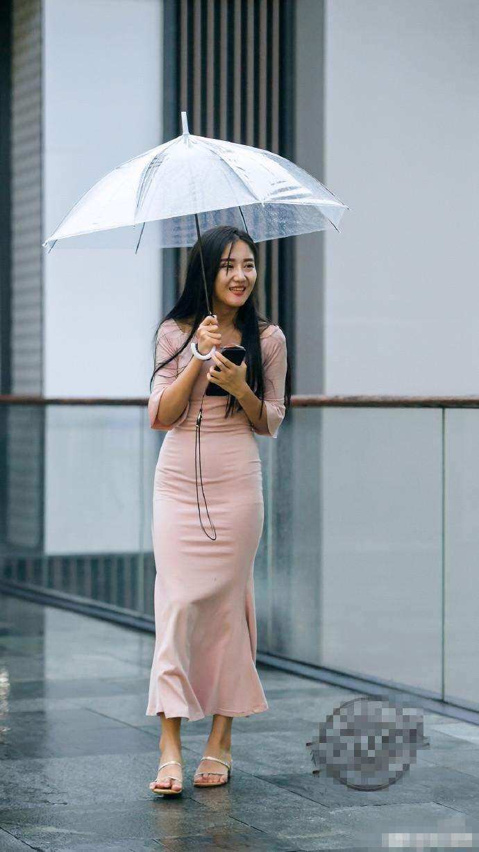 街拍: 雨中徘徊的紧身裙小姐姐, 穿这么少不冷吗?