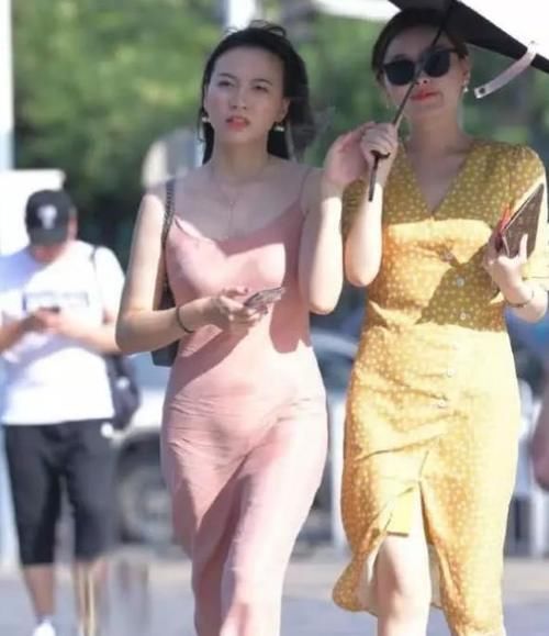「气质」街拍:明眸皓齿的美女,一件白色斜肩上衣配黑色短裤,唯美气质