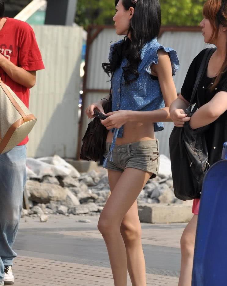 让人羡慕又可怕的身材，小姐姐你这小短裤真小，小编就怕小姐姐的