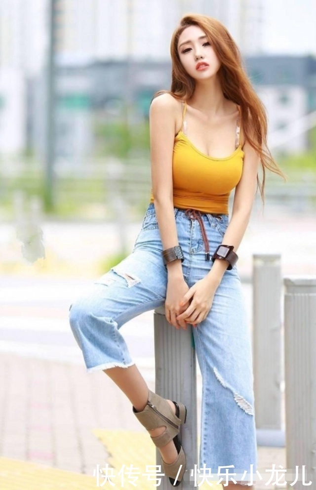  「性感」街拍：美女性感火辣，穿银灰色的半裙，很有魅力