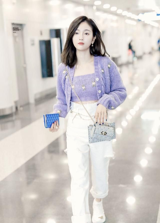  [粉色]吴宣仪真是太会穿了,粉色外套+白色短裤清新脱俗,少女感爆棚