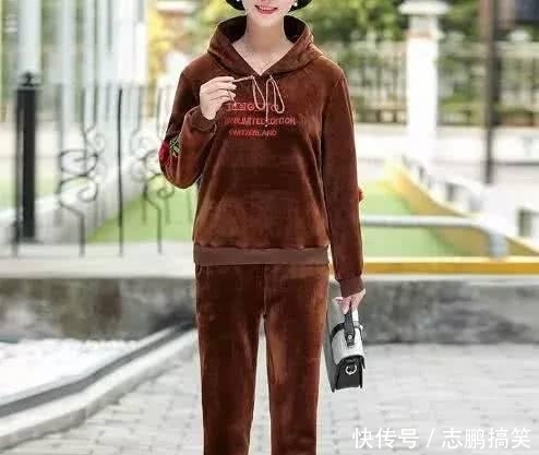  『时间』女人不想把时间浪费在搭配上，就选时髦套装，简单一身就能出门