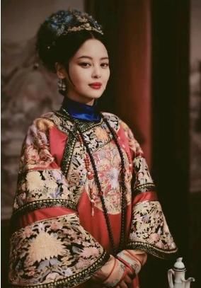 辛芷蕾在《如懿传》除有心机之外，妆容上也是耍了不少心思