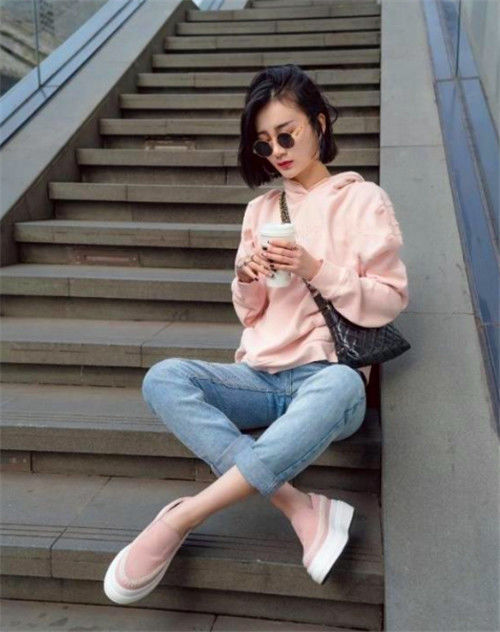  『尽显』街拍：端庄秀丽的小美女，黑色上衣配上白色短裙，尽显优雅魅力