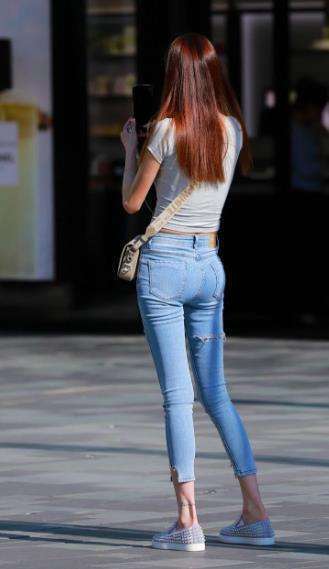 街拍：穿着清凉的美女姐姐，这么穿很好看