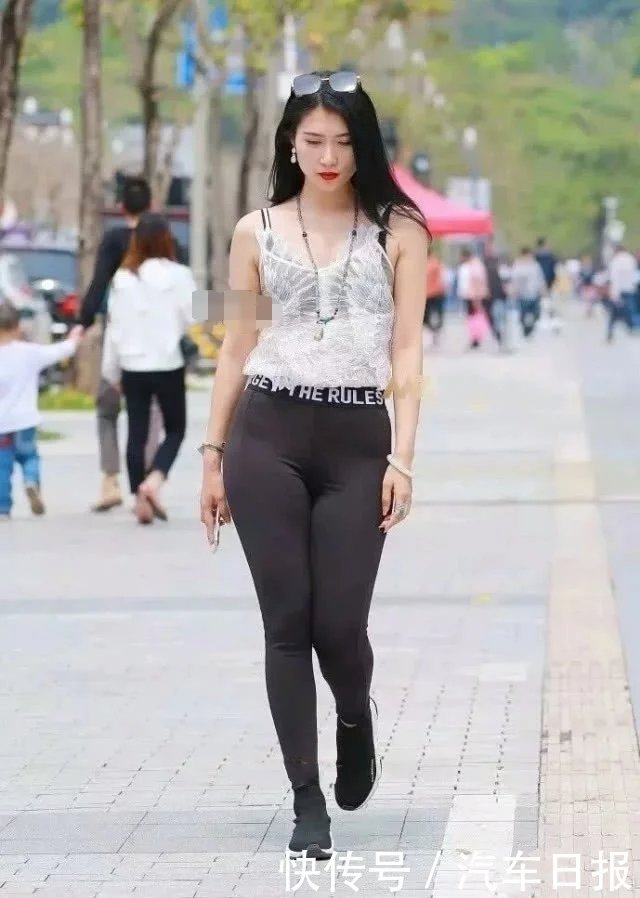 时尚女神紧身裤裤搭配无袖T恤，时尚的穿搭，秀出玲珑有致好身材