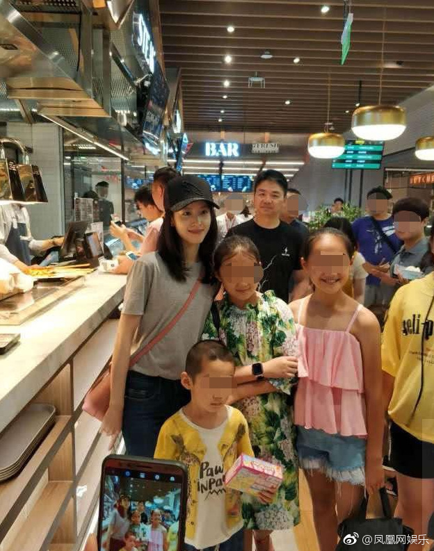 网友偶遇章泽天刘强东 奶茶妹妹素颜甜笑少女肌赢了