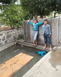  搞笑@搞笑GIF：事实证明光脚的玩不过穿鞋的！