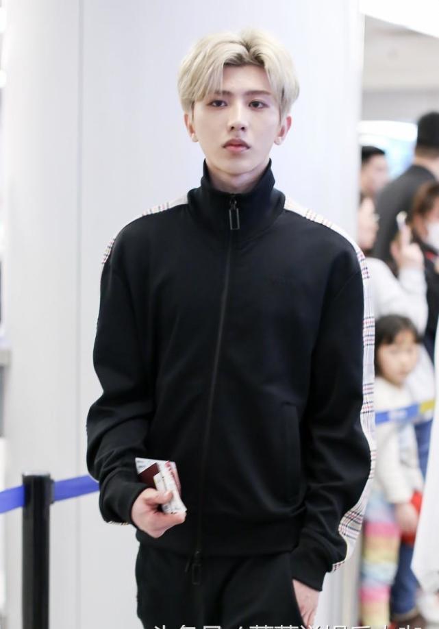 蔡徐坤参加某个综艺节目,网友说他的演艺之路