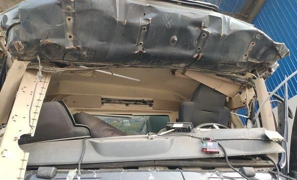 堪称教科书式追尾,这台卡车的驾驶室后移有点