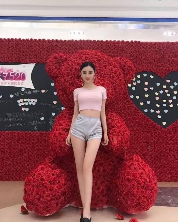 街拍：极品大长腿的小姐姐，包臀裙一分不多，一分也不少