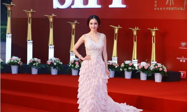 明星地毯秀,赵丽颖一身红色晚礼服,美艳动人