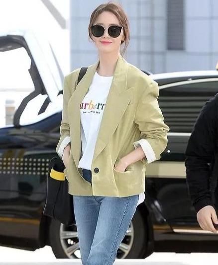  『打造』运用经典色打造时髦造型!早春实用穿搭指南,你最pick哪一套