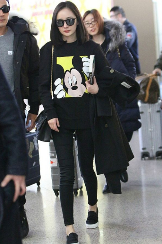 杨幂紧身长腿，美腿修长，气质非常好！