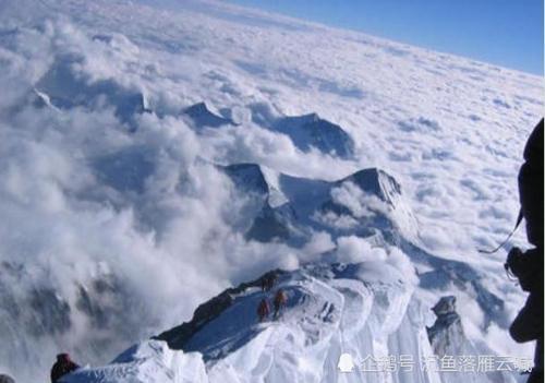 在攀登珠穆朗玛峰时，同伴不小心摔倒了，千万不能扶