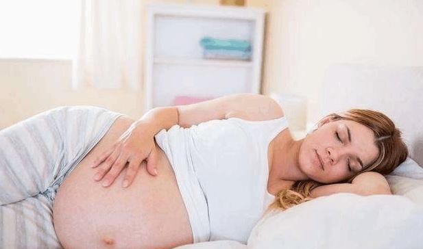  「有孕」女性有孕后，这几种睡觉姿势别再用了，不然会伤害到孩子，别忽视