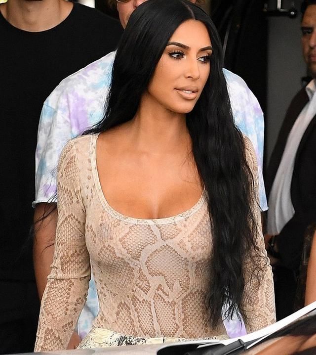 金卡戴珊在迈阿密度假，“蛇皮”套装引人注目，女儿喜欢中国风