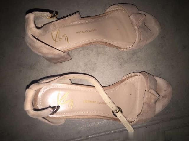 如果你经常出脚汗建议不要穿高跟鞋，应该搭配凉鞋或者高跟凉鞋!