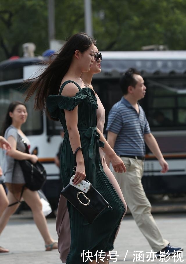 美女：谁说骨感锥子脸才是美女？，时尚街拍：两位露背阔腿裤时尚闺蜜