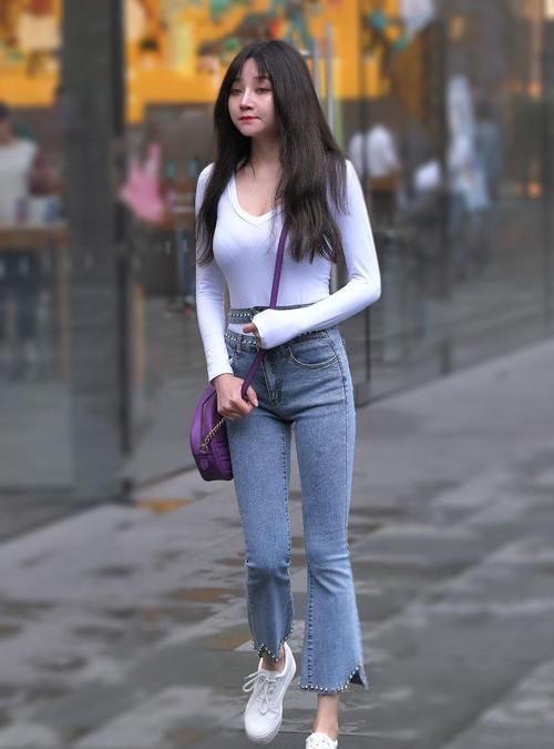  体现|牛仔短裤搭配白上衣，更能体现女性魅力