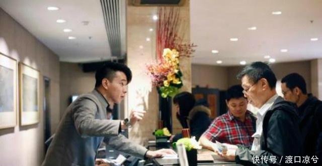 外出入住酒店时，要是在床上看见这种东西，最好和前台要求退房