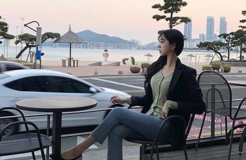  『美女』时尚养眼的牛仔裤美女，穿衣搭配很时髦，秀出魅力小蛮腰！