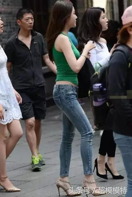 紧身牛仔裤穿出完美身材