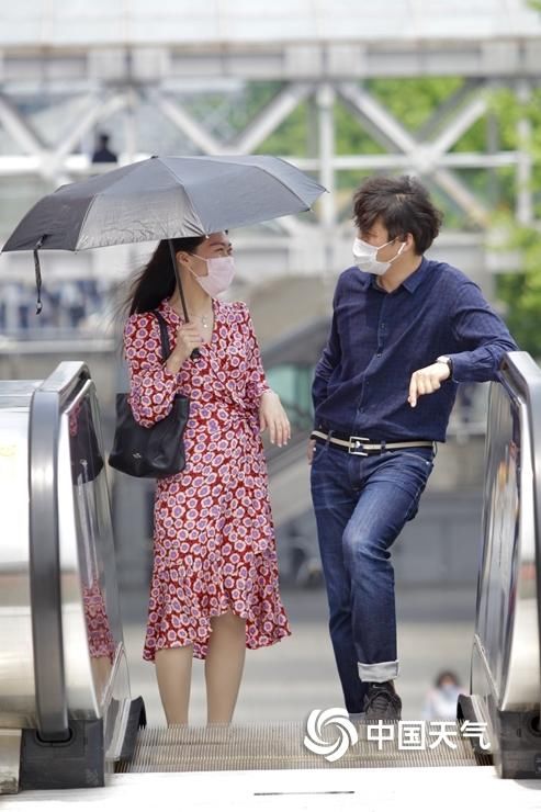  降雨■京城午后晴暖市民夏装出行 明日降雨降温需添衣