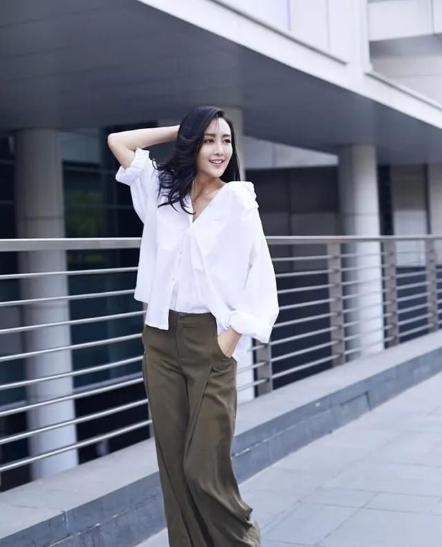  「女人」胸大的女人，穿白衬衣要记住这3“点”，不然廉价显很俗气