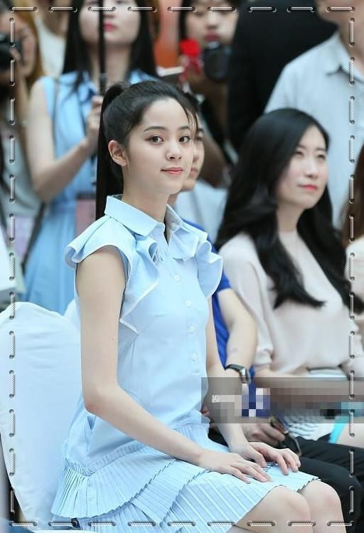 关晓彤终于不再扮老！一件蓝裙嫩炸天，网友：欧阳娜娜还服气么？