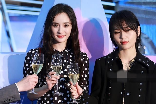 周笔畅出席活动穿裙子女人味十足 减重20斤脸变小身材好