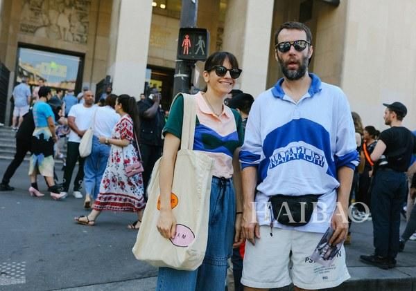 男生夏日扮酷指南！男装周型人秀场外街拍来示范：爱美不分性别，