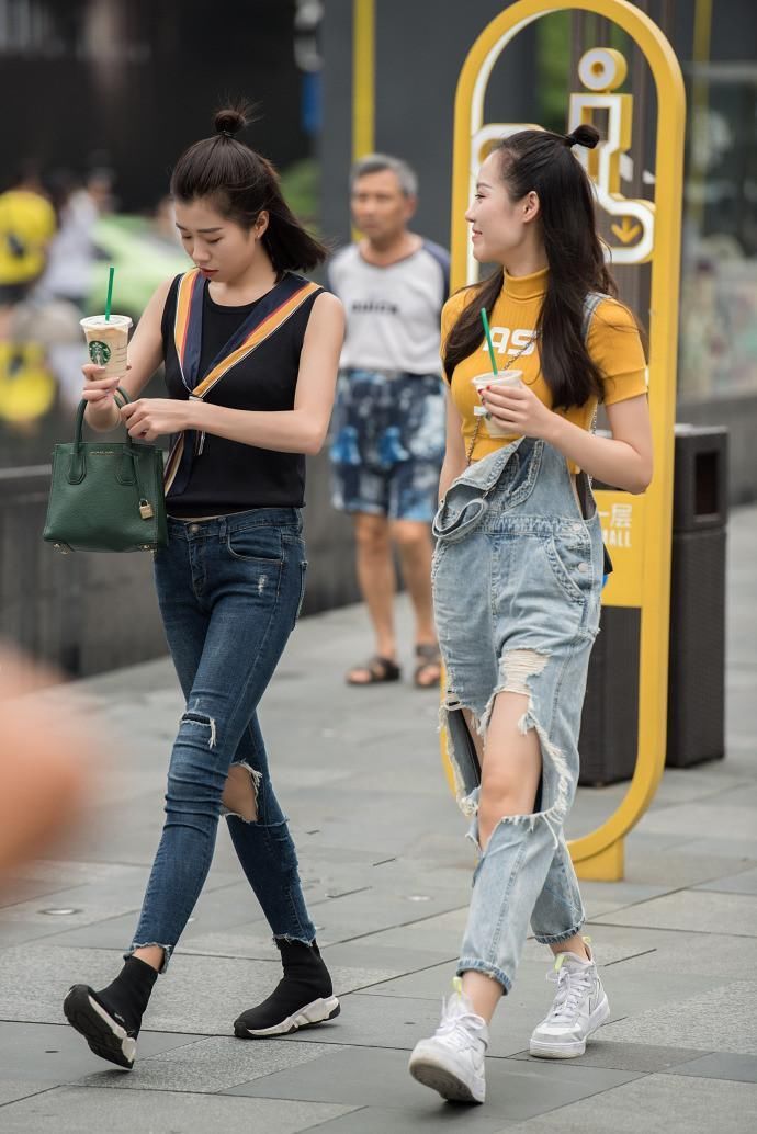 街拍美图 美女清凉V领连衣裙 春光无限好 轻松吸引眼球!