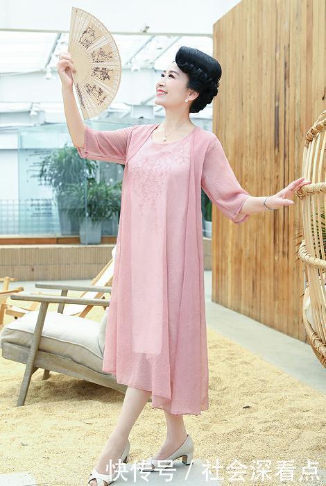 重色■女人到了四五十,要少穿”重色裙“,避开这3点,谁穿谁先美
