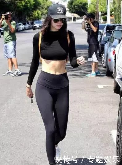 小姐姐穿搭黑色紧身漏脐装，迷人的身材给完美的显露出来