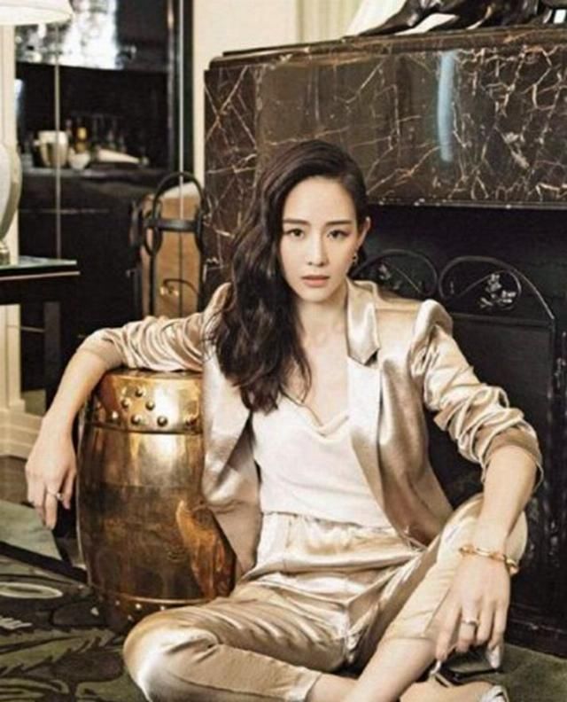  『不露』张钧甯好会穿，一身香槟色西装配高跟鞋，不露腿也美得惊艳