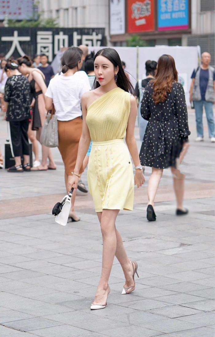 街拍：优雅的打扮不仅是穿得漂亮显身材, 更是一种内在气质