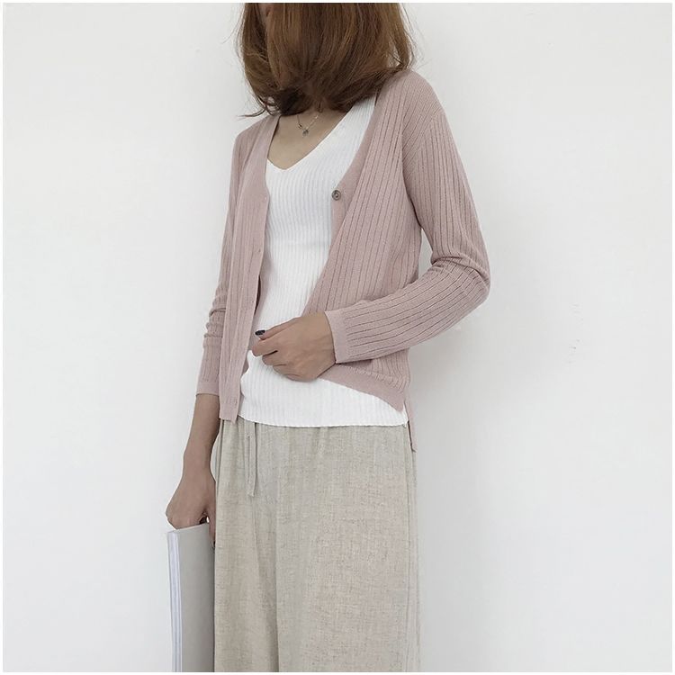 小姐姐还在犹豫穿什么,别犹豫了看看下面,在犹豫过冬了