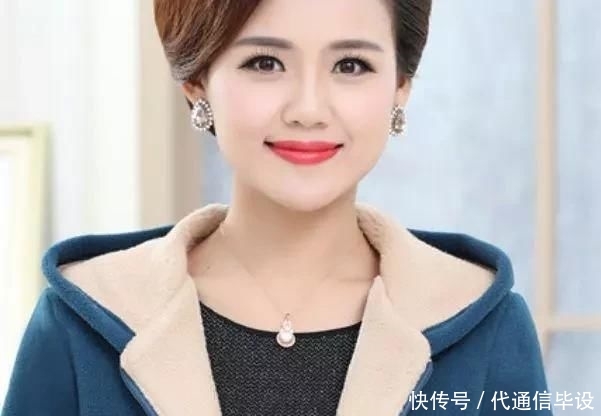 「女人」50岁女人别再穿妈妈装了,试试立体工艺T恤,时髦洋气又显嫩美