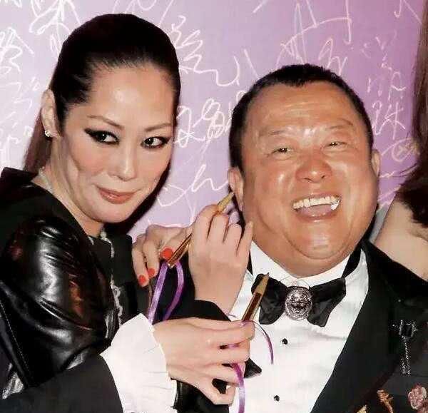  「活佛」53岁香港女歌手再度宣布退圈，曾和活佛秘密产子让曾志伟背锅